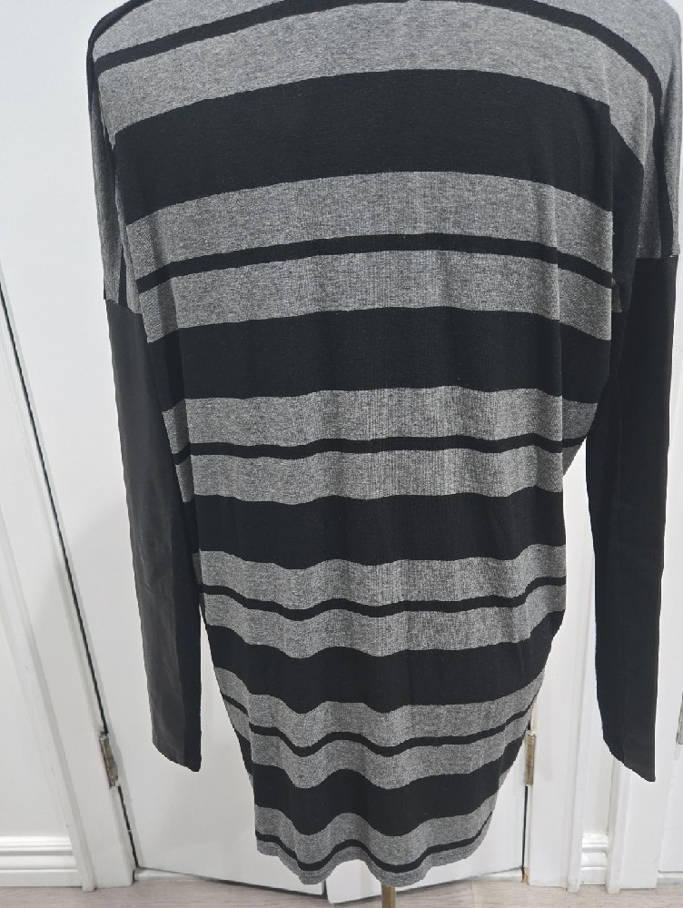 Women's Black And Gray Striped Long Sleeve Scoop Neck Top Small — image 2 of 4